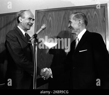 Oslo 19721018. Changement de gouvernement dans le cabinet du Premier ministre: Lars Korvald (t.H.H.) prend la relève du Premier ministre après Trygve Brateli. Il est désiré par Brateli. Korvald est le premier ministre du gouvernement de coalition avec le Parti populaire chrétien, le Parti du Centre et la gauche. Photo NTB / NTB Banque D'Images