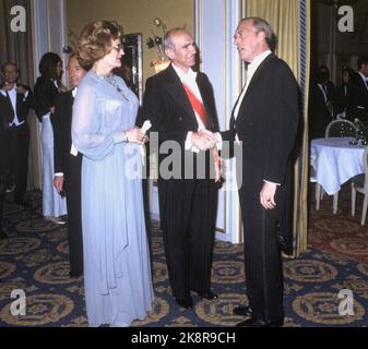 Oslo 19780420. Le président autrichien Rudolf Kirchschläger a effectué une visite officielle en Norvège. Ici depuis le dîner que le président et la dame autrichiens donnent en l'honneur du roi Olav. Mme Kirchschläger et Rudolf Kirchläger accueillent le Premier ministre Odvar Nordli. Photo: NTB / NTB Banque D'Images