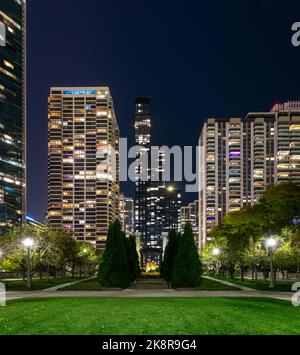 Chicago, Illinois, États-Unis - 21 octobre 2022: St. Regis Towers à Chicago, vu du cancer Survivor Park. Banque D'Images