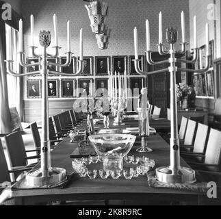 Oslo 19500515. Oslo anniversaire de 900 ans et dévouement de l'hôtel de ville d'Oslo. Ici, nous voyons de la table de cadeaux dans la salle de la présidence après une réunion de parti. Au premier plan, nous voyons des chandeliers de Bærum et un bol à punch avec 20 verres de Göteborg. Photo: Sverre A Børretzen / Arne Kjus / courant / NTB Banque D'Images