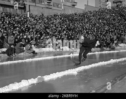 Coupe du monde Oslo 19560211 sur patins, courses rapides, à Bislett. C'était un triple russe dans l'ensemble, avec Gonsjarenko gagnant. Ici, Torstein Seiersten en action, devant un public entier à Bislett. Photo: NTB / NTB Banque D'Images