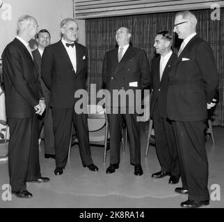 Oslo 19591023 l'ONU 1959/1960 a proclamé l'année mondiale des réfugiés et, dans le monde entier, diverses campagnes de collecte de fonds étaient en cours. Voici une rencontre joyeuse avec le roi Olav avant l'ouverture de la grande action pour l'assistance aux réfugiés au NRK. De V: Le Premier ministre Einar Gerhardsen, l'architecte Odd Nansen, le roi Olav, le président du Conseil des réfugiés Sigurd Halvorsen et le directeur de la radiodiffusion Kaare Fostervoll. Photo: NTB / NTB Banque D'Images