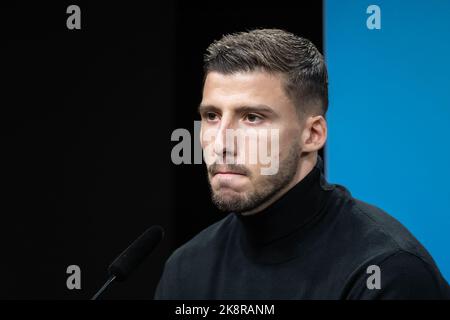 Dortmund, Allemagne. 24th octobre 2022. Football : Ligue des Champions, stade de groupe Borussia Dortmund - Manchester City, Groupe G, Matchday 5, conférence de presse. Ruben Dias de Manchester s'exprime à la conférence de presse. Credit: Bernd Thissen/dpa/Alay Live News Banque D'Images