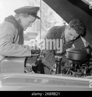 Oslo, 1956. La première femme chauffeur de taxi de Norvège, Mme Magna Hansen. Elle a subi des cours de moteur et connaît bien le moteur du manuel. Mais Per Hansen doit encore intervenir lorsque le tuyau de toiture tricheur. Le magazine photo a été « testé » avec le chauffeur et a découvert qu'elle avait une petite pièce sur « Upper Washing » et « Little Strandgate », mais qu'elle avait « fait une maison pleine avec sa connaissance de Dalehaugen - une petite route insignifiante entre Enebakkveien et Galgeberg ». « Aller simple, laissez la dame aller plus loin ». Photo: Actuel / NTB Banque D'Images