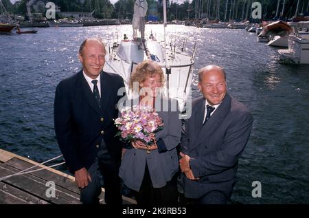 Oslo 19890608 le voilier 'Fram XI' est baptisé par Else Sundt. Jeudi, le nouvel Entonner du prince héritier Harald, « Fram XI », a été baptisé à la Reine d'Oslo. C'était Else Sundt, armateur Petter C.G. Une femme en bonne santé, devenue la marraine du bateau après qu'elle ait écrasé la bouteille de champagne contre le bord du bateau. Ce n'était pas une coïncidence si c'était précisément elle qui a obtenu l'honneur. C'est Petter C.G. Sundt qui a financé la nouvelle machine de régate. Seul le bateau a coûté 2,1 millions NOK. De V: Crown Prince Harald, Else Sundt et Petter Sundt. Photo: Olav Olsen / NTB Banque D'Images