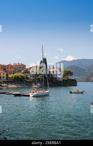 Lac vacances d'été, vue en été des bateaux amarrés dans le port de la ville pittoresque de Varenna, lac de Côme, Lombardie, Italie Banque D'Images