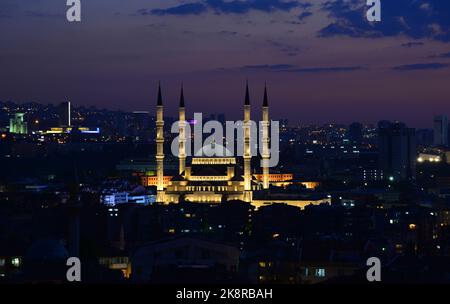 Une belle vue nocturne de la mosquée Kocatepe d'Ankara et d'Anitkabir ensemble. Banque D'Images