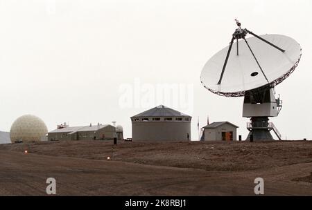 Svalbard 19950816 : le couple royal norvégien, le roi Harald et la reine Sonja, visitez Svalbard à l'occasion de l'anniversaire de 70th. Le couple royal visite NY-Ålesund. Photo: NY-Ålesund Observatoire géodétique. Photo: Rune Petter Ness Banque D'Images