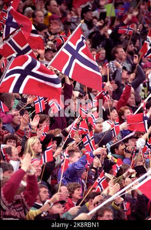 Hamar Jeux Olympiques d'hiver de 19940220 Lillehammer Jeux Olympiques d'hiver de 1994 à Lillehammer 10 000 mètres course rapide Hamar Olympic Hall navire viking. Le public est acclamations dans les tribunes. Vagues avec drapeaux norvégiens. Photo: Rune Petter Næs / NTB Banque D'Images