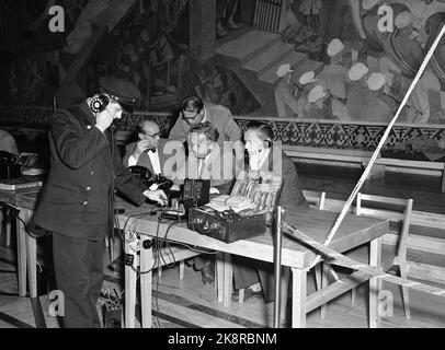 Oslo 19531012 les élections parlementaires de 1953 ont été les premières élections après l'abrogation de la section paysanne. Le Parti travailliste obtient la majorité. Ici, à partir du décompte des votes dans l'hôtel de ville. Les résultats des élections des autres districts sont reçus par téléphone. Photo: NTB / NTB Banque D'Images