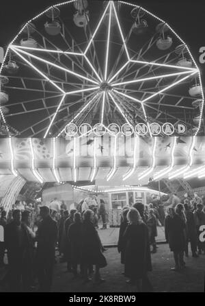 Oslo 19620331. Safe Spring Tivoli est venu en ville. Ici, la roue de Paris commence avec les paniers de balançoires entre le ciel et le Youngstorget. Photo: Bob Robinson Current / NTB Banque D'Images