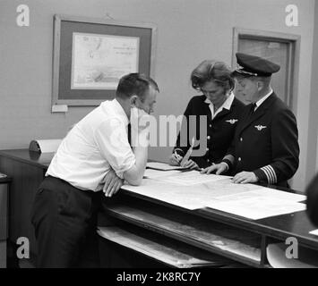 Bardufoss 8 mai 1969. Turi Widerøe a clairement son examen final en tant que compagnon sur la circulation régulière, c'est-à-dire qu'elle est approuvée comme avion de passagers. Ici, les prévisions météorologiques sont vérifiées avant le prochain voyage. Elle est la première femme pilote dans une plus grande compagnie aérienne de l'Ouest. Photo: Aage Storløkken / actuel / NTB Banque D'Images