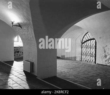 Oslo 1950. Le château d'Akershus a été récemment restauré. La construction du château est fixée au temps dès le 1300s. Il y a l'humeur de pâle et froide à distance pendant les voûtes basses croisées dans le sous-sol de l'aile sud photo: Sverre A. Børretzen / courant / NTB Banque D'Images