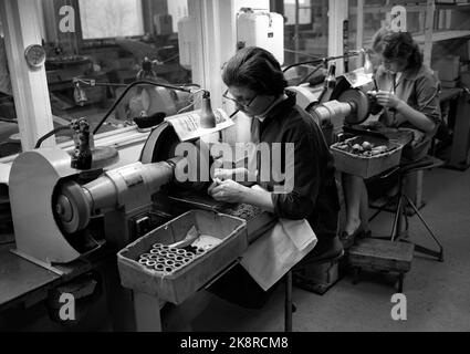 Lillehammer 1972. L'usine de tuyaux de G. Larsen à Lillehammer peut être reprise par les employés car l'usine n'est pas assez rentable pour les propriétaires. Gudbrand Larsen, qui a commencé à faire des touffes supplémentaires à Lillehammer en 1844. Les tuyaux de Lillehammer sont fortement taxés et le nom de Lillehammer a le même son pour les tuyaux que Dunhill et Barring. Photo ; actuelle / NTB Banque D'Images