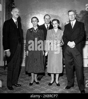 Oslo 195203. Le roi Gustaf Adolf et la reine Louise de Suède sont officiellement visités en Norvège. Ici, nous voyons le royal photographié au château. Roi Haakon (F.) La reine Louise, le prince héritier Olav (derrière) la princesse Ragnhild et le roi Gustaf Adolf. Photo: Archive NTB Banque D'Images