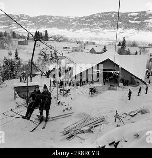 Hakadal 19630113 le nouveau centre de ski de Varingskollen a été ouvert, avec télésiège, sentiers alpins et sentiers de randonnée. Voici une photo de la remontée mécanique. Au lieu de cela, il y a des matériaux et reste dans la zone après la construction de l'usine. Photo: Thorberg / NTB / NTB Banque D'Images