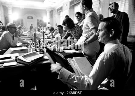 Stockholm 19700827 Palme grèves. Conférence de presse avec le Premier ministre Olof Palme, où il joue un rôle dramatique dans les affaires suédoises en annonçant un arrêt des prix. Palme a l'avis, et il va à l'encontre des élections sur 20 septembre. Olof Palme ouvre le dossier avec l'arrêt de prix. Les journalistes ont reçu une bombe politique. Photo: Par Ervik / actuel / NTB Banque D'Images