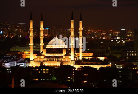 Une belle vue nocturne de la mosquée Kocatepe d'Ankara et d'Anitkabir ensemble. Banque D'Images