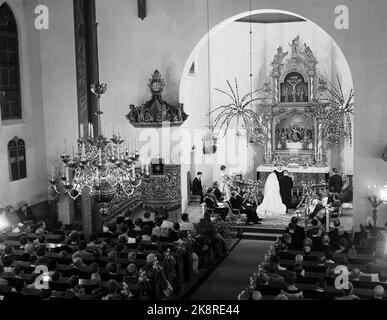 Asker 19610112. Mariage de la princesse Astrid. La princesse Astrid épouse Johan Martin Ferner. Ici, de la cérémonie de mariage à l'église Asker. Le couple de la mariée à l'autel. Photo: NTB / NTB Banque D'Images