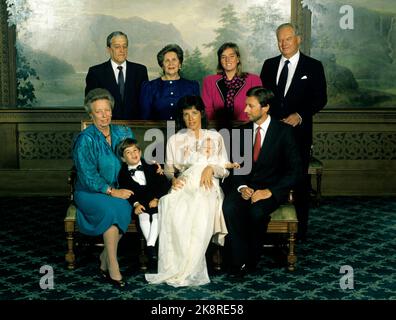 Oslo 19881011. Christian Fredrik Lorentzen est baptisé. Ici, la famille s'est rassemblée autour du nouveau venu. Mère Martha et père Haakon Lorentzen. Grand frère Olav Alexander avec la princesse Ragnhild Mme Lorentzen. Derrière t.h. Grandpa Erling Lorentzen. Photo: Knut falch / NTB Banque D'Images