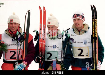 Lillehammer Jeux olympiques d'hiver de 19940224 à Lillehammer. Compétition d'équipe combinée. L'équipe norvégienne a pris l'argent. De V: Knut Tore Apeland, Bjarte Engen Vik et Fred Børre Lundberg. Photo: Bjørn Sigurdsøn / NTB / NTB Banque D'Images