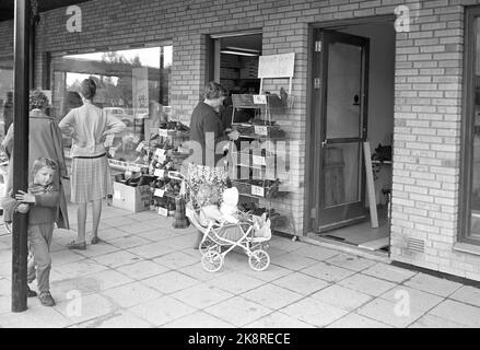 Oslo 19640912 « la bataille de la femme au foyer » la guerre des prix n'est pas effrayante! Cela ne signifie qu'une vive concurrence pour les couronnes que les consommateurs ont à leur disposition. Dans de nombreuses industries, c'est une guerre des prix. Finalement, elle a atteint l'industrie alimentaire, où il est si intensément qu'Oslo fait l'expérience de la lutte pour la femme au foyer. Femmes et enfants à l'extérieur du magasin de chaussures. Poussette. Photo; Aage Storløkken / Ivar Aaserud / actuel / NTB Banque D'Images