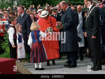 Nordreisa 9 août 1992. La reine Sonja reçoit des fleurs d'une petite fille. Le voyage de King 1992. Le couple royal norvégien commence son trafic royal dans le nord de la Norvège. Dans les 22 jours, ils rencontrent des gens dans 62 endroits différents. De Frosta dans le Nord-Trøndelag à dense Jakobselv dans Finnmark. Photo; Lise Aaserud / NTB / NTB Banque D'Images