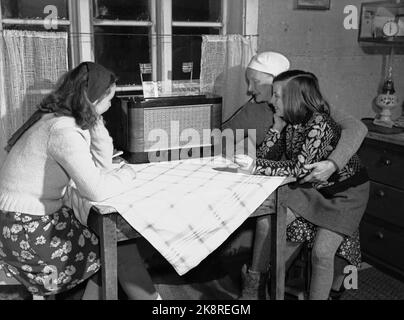 La frontière Jakobselv Pâques 1949 rien de nouveau de la frontière du nord Une bande de neige vierge de 160 kilomètres de la sortie de la frontière Jakobselv à Borderfoss à Pasvikdalen, devient la seule frontière commune entre les pays du Pacte atlantique et l'Union soviétique lorsque la Norvège adhère à l'Alliance A. Le courant est allé le long de la frontière et a parlé aux gens qui y vivent. L'écoute de la radio joue un rôle fantastique sur ces bords où les journaux n'atteignent pas tant que les nouvelles sont assez fraîches. Photo; Sverre A. Børretzen / actuel / NTB Banque D'Images