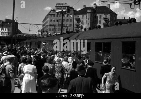 WW2 Oslo 19440718 vacances les enfants coloniaux reviennent à la maison. Ils arrivent ici Vestbanen en train. Photo: NTB *** photo non traitée ***** Banque D'Images