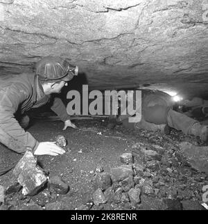 Svalbard, Longyearbyen 1963. Exploitation minière dans la mine V. Miner Rudolf Albrigtsen T.H. Regarde un des timbres en acier, qui tient la montagne vers le haut, tv dépasse Jacob Jacobsen. Ils travaillent dans la mine, à 3 km au sol; elle est à l'étroit lors de la course 13B. Photo: Aage Storløkken / actuel / NTB Banque D'Images