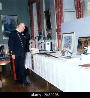 Oslo 19780702. Roi Olav 75 ans. Ici, nous voyons le roi Olav à la table des cadeaux au château. Photo: Svein Hammerstad NTB / NTB Banque D'Images