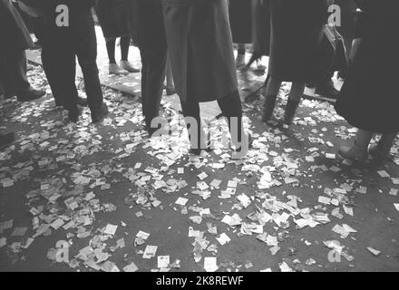 Oslo 19620331. Safe Spring Tivoli est venu en ville et à Youngstorget. Beaucoup de gens achètent beaucoup pour tenter leur chance, mais tout le monde n'a pas eu la même chance. Les lots usagés sont éparpillés sur le sol. Photo: Bob Robinson Current / NTB Banque D'Images