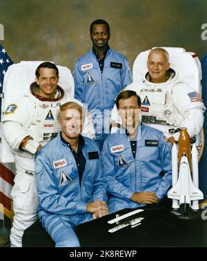 Astronautes de la NASA, debout : spécialistes de mission Robert L. Stewart, Ronald McNair et Bruce McCandless II Stewart et McCandless portent des unités de mobilité Extravehicular (emus). Assis: Vance D. Brand et Robert L. Gibson Banque D'Images