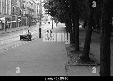 28 juin 1969 d'Oslo. Karl Johansgate à Oslo lors d'une chaude journée d'été. Voici quelques randonneurs du matin à l'étudiant Lunden. Photo: Par Ervik / actuel / NTB Banque D'Images