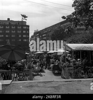 Oslo, 19560808. Restaurant en plein air Pernille, communément appelé « Nille ». Il a été situé entre le Théâtre national et l'espace devant le déclin du cours souterrain de la période 1950 - 73. Photo: Jan Stage / NTB Banque D'Images