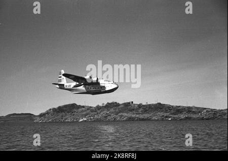 La côte norvégienne Mai 1947: La compagnie d'aviation norvégienne 'Flying Hurtigrute' a eu son premier voyage d'essai Oslo-Tromsø-Oslo 1 et 2 mai avec l'hydravion Kvitbjørn. Le personnel actuel s'est joint à la visite. Ici 'Kvitbjørn' dans les airs juste après le départ. Photo : Th. Scotaam / courant / NTB Banque D'Images