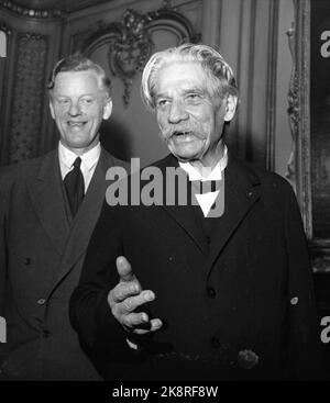 Oslo 19541102 Prix de la paix : Prix Nobel de la paix pour 1952 à Albert Schweitzer, médecin, missionnaire et fondateur de l'hôpital Lambarene au Gabon. (Le prix a été décerné en 1952, mais Schweitzer n'était pas présent au prix. Il s'est rendu en Norvège en novembre 1954. Ici Schweitzer à une conférence de presse sur 2 novembre 1954.) Photo: NTB / NTB / Jans Banque D'Images