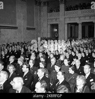 Réunion de la Croix-Rouge Oslo 19451104 dans l'auditorium. anniversaire de 80th. Les infirmières entrent en marche. Le roi Haakon est présent et est vu tv sur l'image. Photo: Kjell Lynau / NTB Banque D'Images