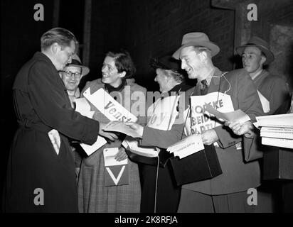 Oslo 19531012 les élections parlementaires de 1953 ont été les premières élections après l'abrogation de la section paysanne. Le Parti travailliste obtient la majorité. Voici les compagnies de listes à l'extérieur d'un des bureaux de vote. Photo: NTB / NTB Banque D'Images