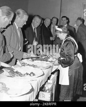 Oslo 19501024. Quatre jours d'excitation. Négociations entre les deux principales organisations l'Organisation nationale de Norvège et l'Association norvégienne des employeurs sur la compensation de l'augmentation des prix. Pause dans les négociations. Pause-repas. Photo: Sverre A. Børretzen / Arne Kjus / actuel Banque D'Images