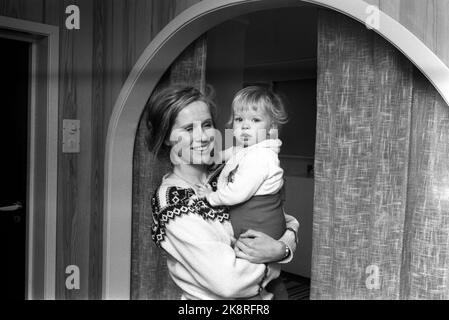 Le 1968 mars en cours à la maison avec l'actrice Liv Ullmann sur Strømmen avec sa fille Linn Ullmann. Photo: Ivar Aaserud / courant / NTB Banque D'Images