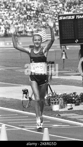 Los Angeles, 19840805. Les Jeux Olympiques de Los Angeles. Marathon pour les femmes. Une heureuse Gante Waitz pendant la course marathon où elle a remporté la médaille d'argent pendant les Jeux Olympiques. Ici, elle fait vagues les spectateurs après la course. Photo: Knut Nedsås NTB / NTB Banque D'Images