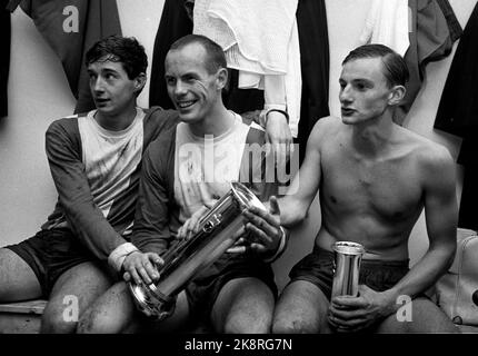 Oslo 19681027 le Lyn football Club a remporté le « Double » en 1968. Voici une bande de Lyn heureuse après la finale de la coupe, où Lyn bat Mjøndalen 3-0. De V: Ola Dybwad Olsen, capitaine Andreas Morsibak avec la coupe du Roi, et Th. Jan Berg. Photo: NTB / NTB Banque D'Images