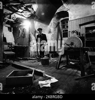 Halden 1961. 'Virgo dans la haute' forteresse de Fredriksten à Halden. Dans cette salle de V. Kurtine, où le gardien Bøe a un atelier, il a vécu en 1820 un lieutenant maléfique. Il a disparu une nuit, peut-être tué par les soldats? Tous les soirs, ses pas dans la salle entendirent jusqu'à ce que son squelette soit trouvé. 300th anniversaire de 2 mai 1961. Photo: Aage Storløkken / actuel / NTB Banque D'Images