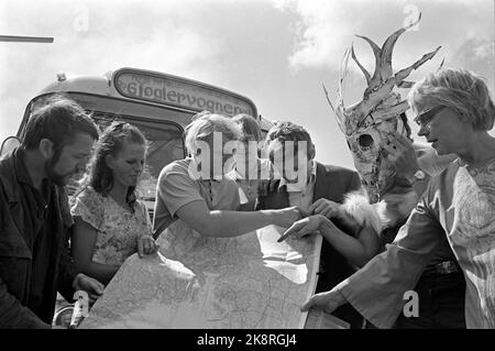 Telemark au printemps 1970. Le Centre norvégien des auteurs, en collaboration avec la société des jeunes artistes, voyage dans le cadre d'une tournée de trois semaines à Telemark et Buskerud. Ils transmettent l'art et la culture, y compris aux usines et aux institutions. Ici, la voiture de jonglage s'est arrêtée à Norsk Hydro. Photo: Sverre A. Børretzen / actuel / NTB Banque D'Images