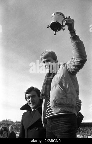 Oslo, 19801026. Stade Ullevaal, finale de la coupe. Lillestrøm - Vålerenga 1-4. Moldes Åge Hareide avait été nommé joueur de l'année et a reçu le trophée par Ray Kennedy de Liverpool, qui était un invité pendant la finale de la coupe. Photo: Svein Hammerstad / NTB / NTB Banque D'Images