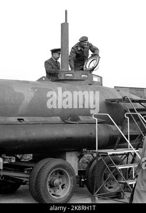 Stavanger à l'automne 1945. Visite du prince héritier : le prince héritier Olav inspecte Un pétrolier ou une ligue. Photo: Lynau / NTB Banque D'Images