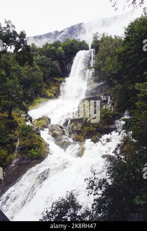 Un cliché vertical d'une petite cascade par jour nuageux Banque D'Images