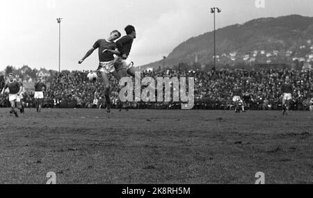 Bergen, 19631013 SK Fire - Vålerenga 3-1 SK Fire est devenu champion de la série en 1963. Ici du match où le championnat a été assuré. Bjørn Oddmar Andersen a marqué deux buts et Leif Amundsen un but. Photo: Sverre A. Børretzen / actuel / NTB Banque D'Images