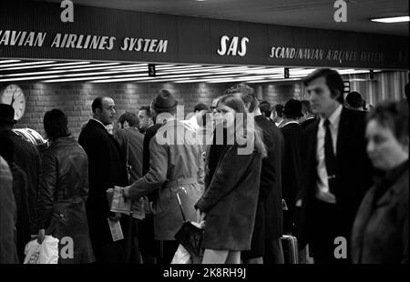 Fornebu 19711022 les contrôleurs aériens de la tour de Fornebu ont notifié une grève de deux jours. Ici, les gens sont en ligne pour sécuriser l'espace à bord de l'avion avant que la grève commence à minuit. File d'attente au compteur SAS. Photo: NTB / NTB Banque D'Images